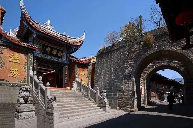 液体黄金鞋!高校向师生免费发放4万双跑鞋 一双1299元